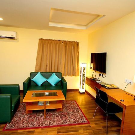 Hotel Crestwood Kolkata Bagian luar foto