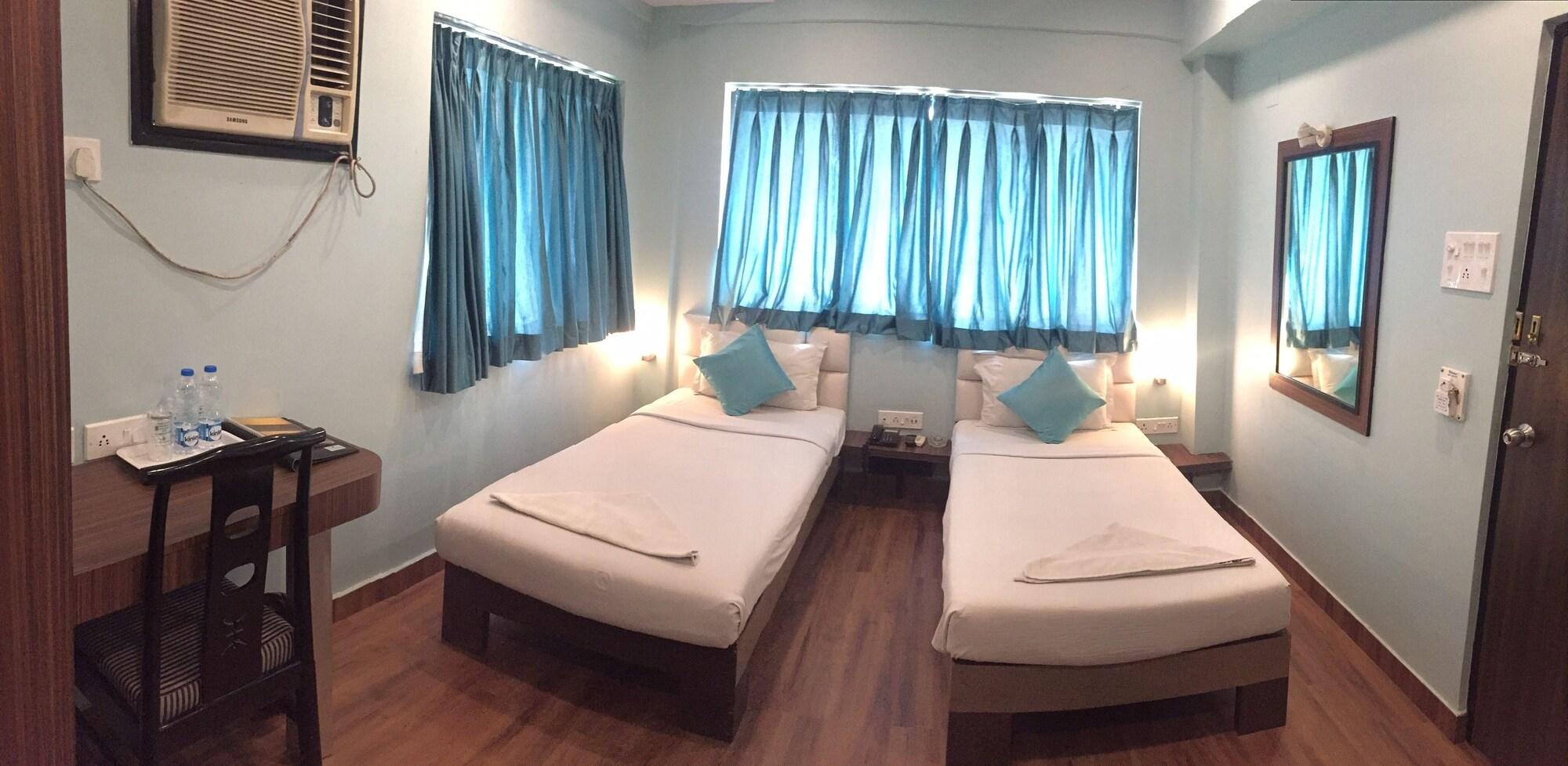 Hotel Crestwood Kolkata Bagian luar foto