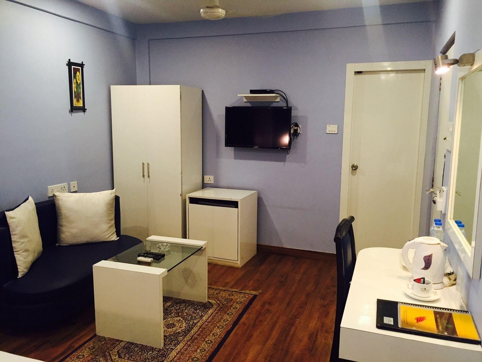 Hotel Crestwood Kolkata Bagian luar foto