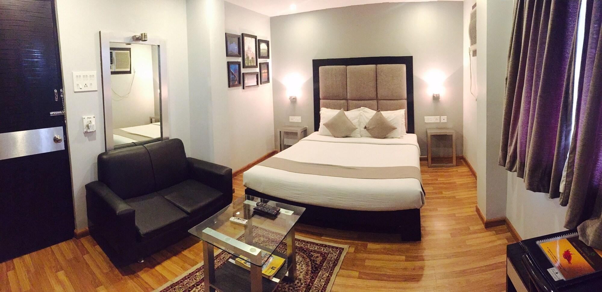 Hotel Crestwood Kolkata Bagian luar foto