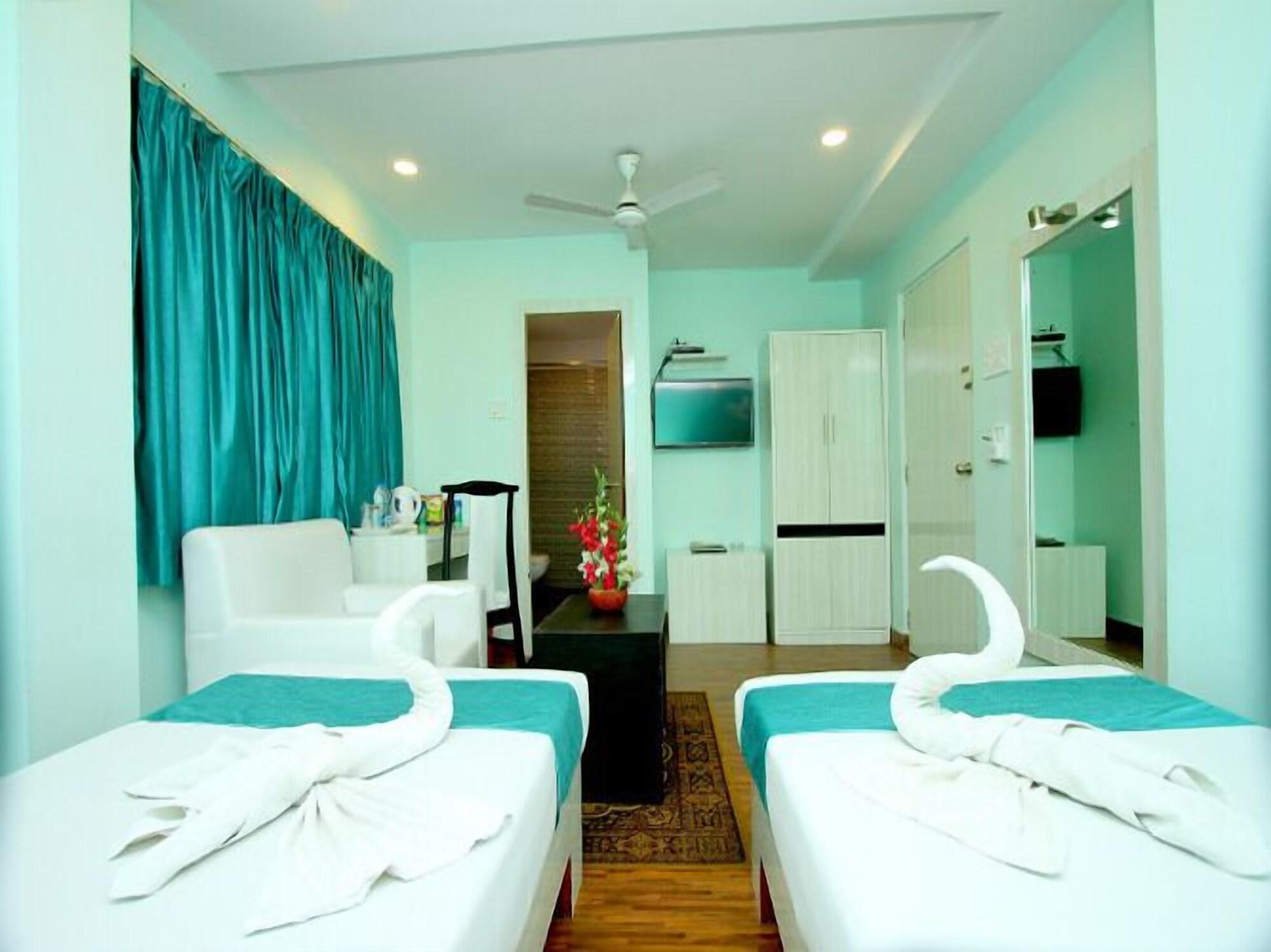 Hotel Crestwood Kolkata Bagian luar foto