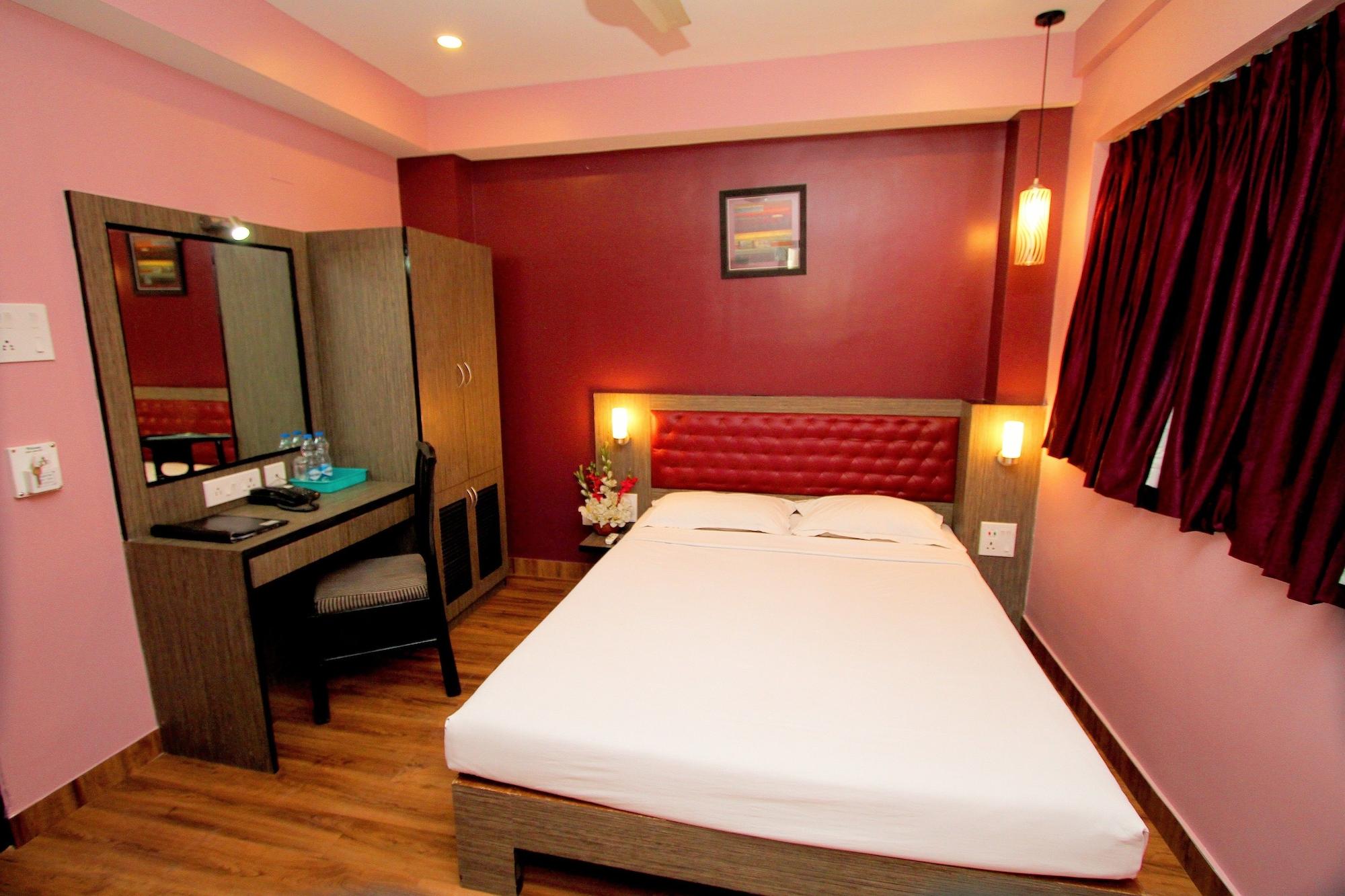 Hotel Crestwood Kolkata Bagian luar foto