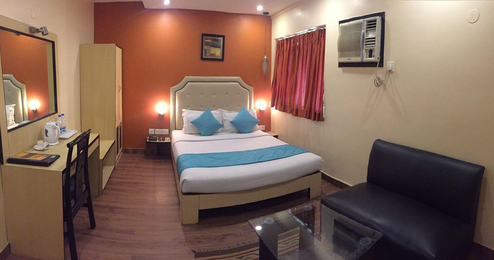 Hotel Crestwood Kolkata Bagian luar foto