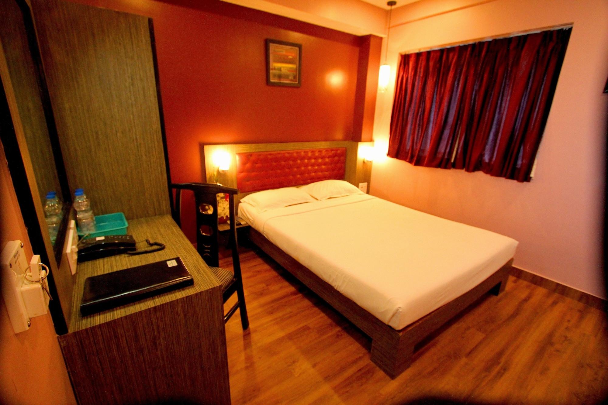 Hotel Crestwood Kolkata Bagian luar foto