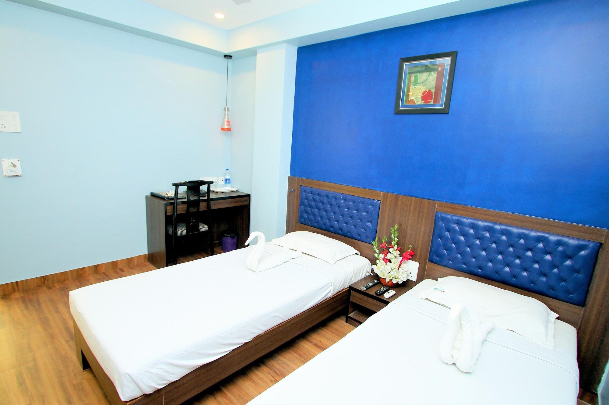 Hotel Crestwood Kolkata Bagian luar foto