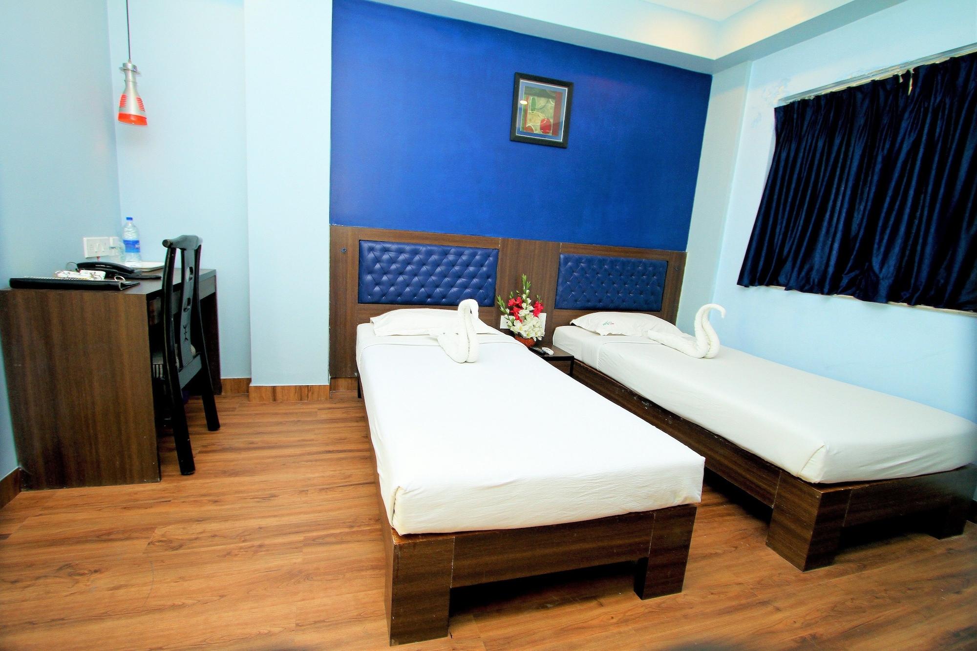 Hotel Crestwood Kolkata Bagian luar foto