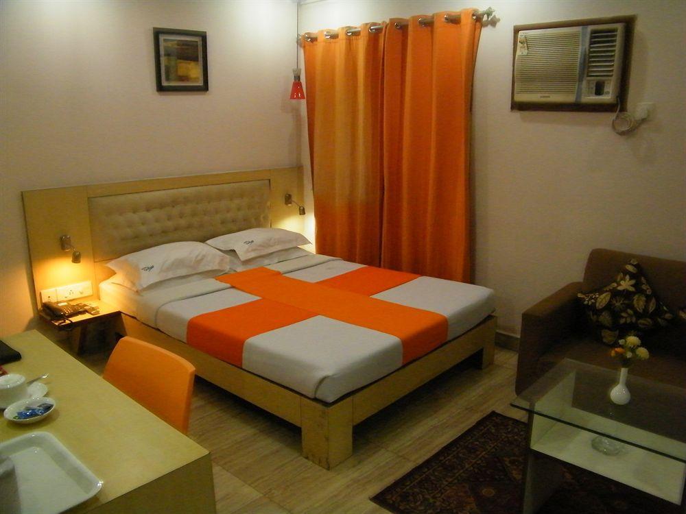Hotel Crestwood Kolkata Bagian luar foto