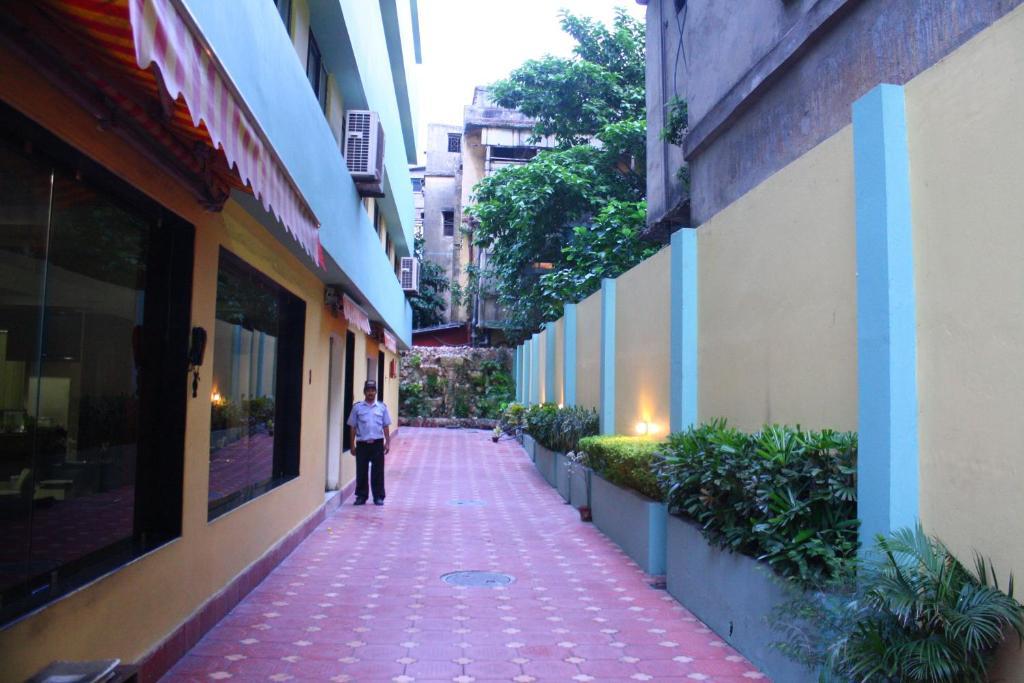 Hotel Crestwood Kolkata Bagian luar foto
