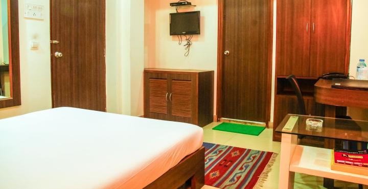 Hotel Crestwood Kolkata Bagian luar foto