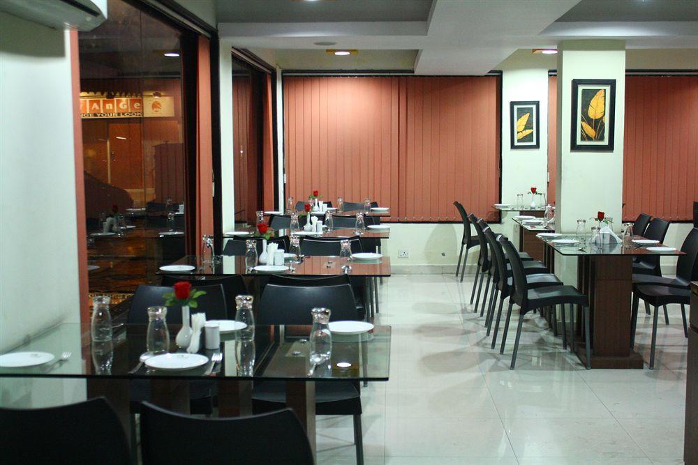 Hotel Crestwood Kolkata Bagian luar foto