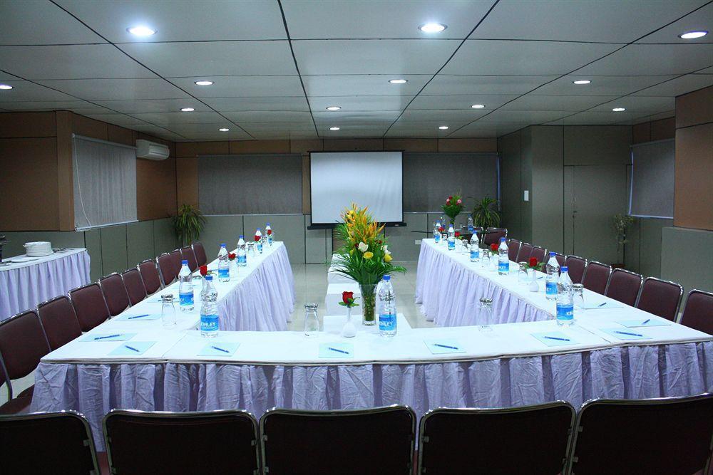 Hotel Crestwood Kolkata Bagian luar foto