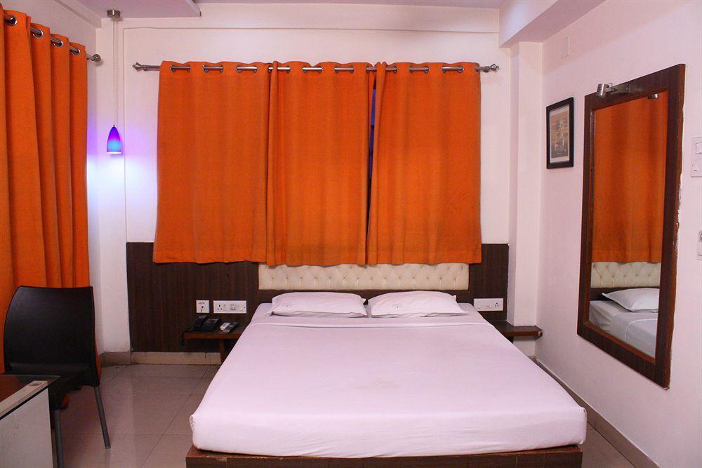 Hotel Crestwood Kolkata Bagian luar foto