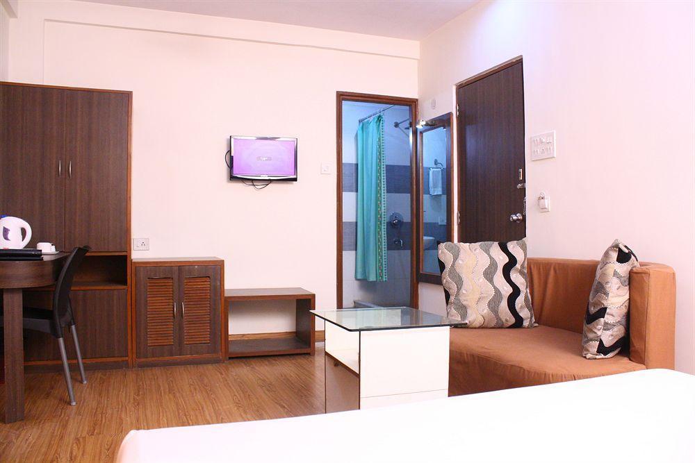 Hotel Crestwood Kolkata Bagian luar foto