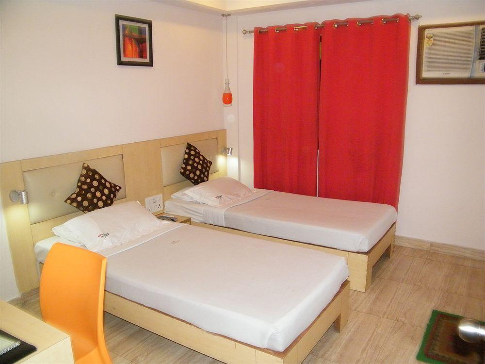 Hotel Crestwood Kolkata Bagian luar foto