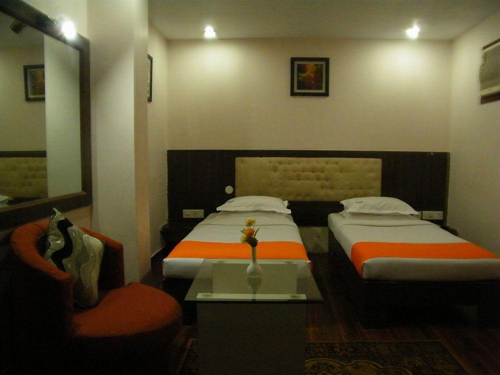 Hotel Crestwood Kolkata Bagian luar foto