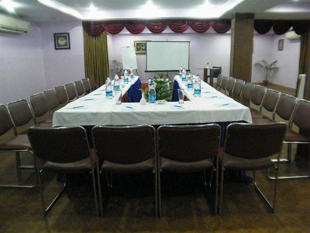 Hotel Crestwood Kolkata Bagian luar foto