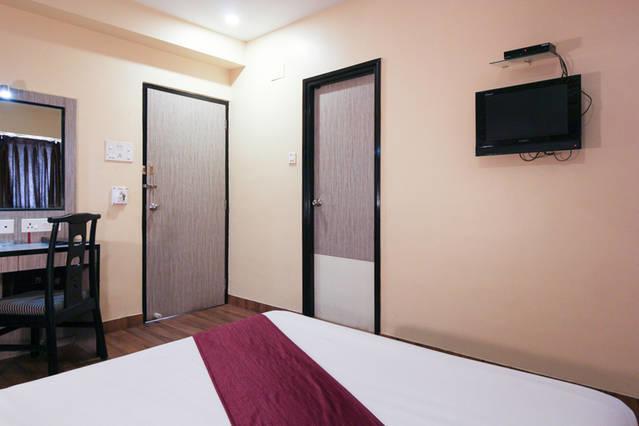 Hotel Crestwood Kolkata Bagian luar foto