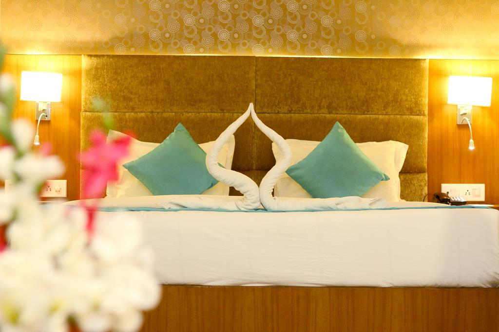 Hotel Crestwood Kolkata Bagian luar foto