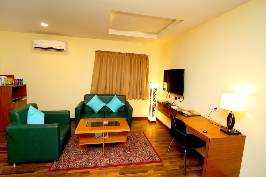 Hotel Crestwood Kolkata Bagian luar foto