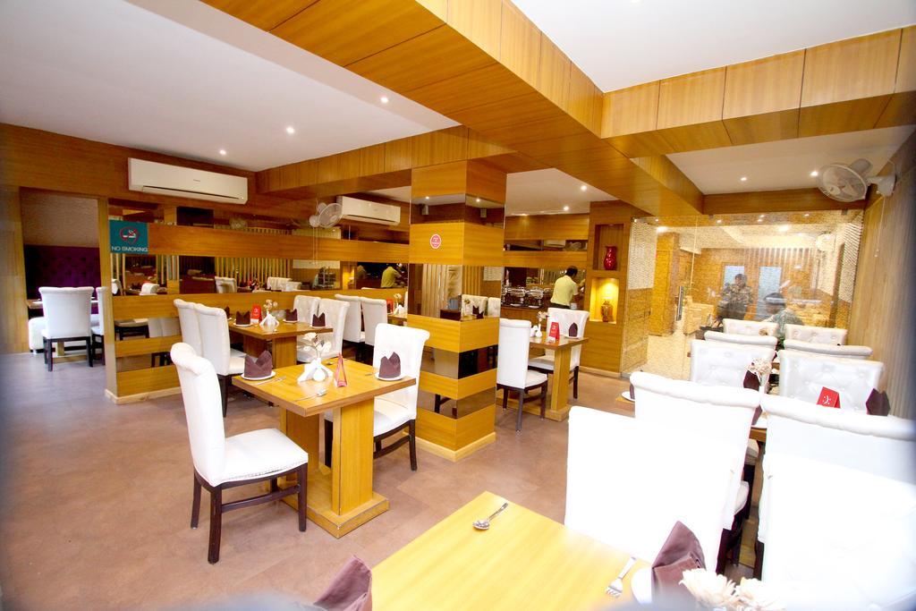 Hotel Crestwood Kolkata Bagian luar foto