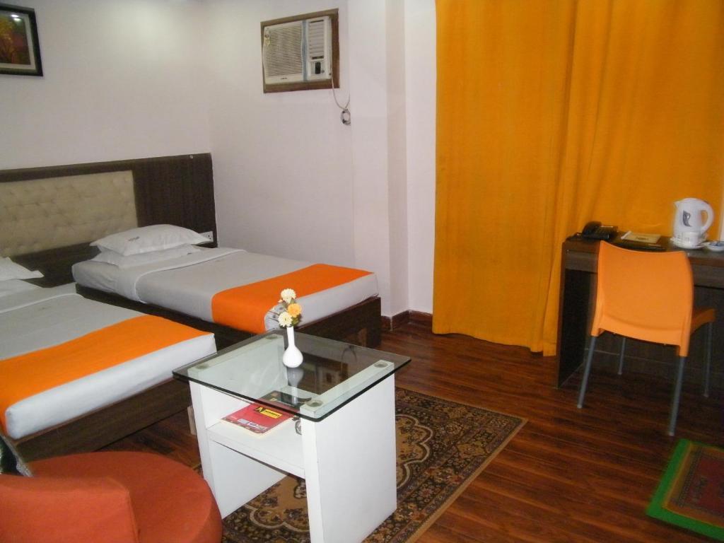 Hotel Crestwood Kolkata Bagian luar foto