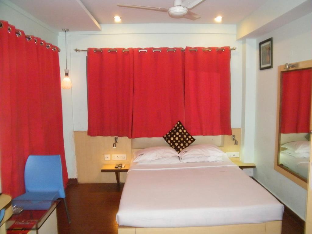 Hotel Crestwood Kolkata Bagian luar foto