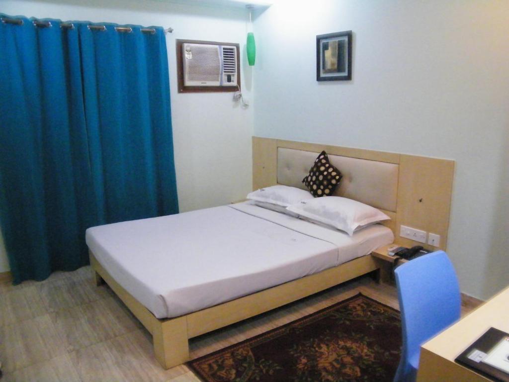 Hotel Crestwood Kolkata Bagian luar foto