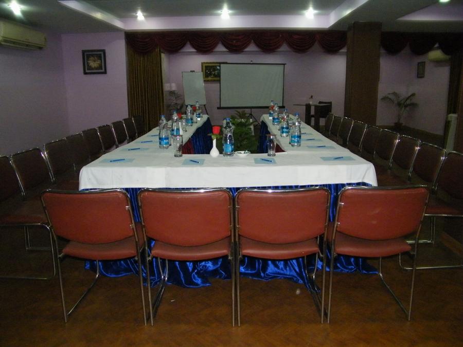 Hotel Crestwood Kolkata Bagian luar foto