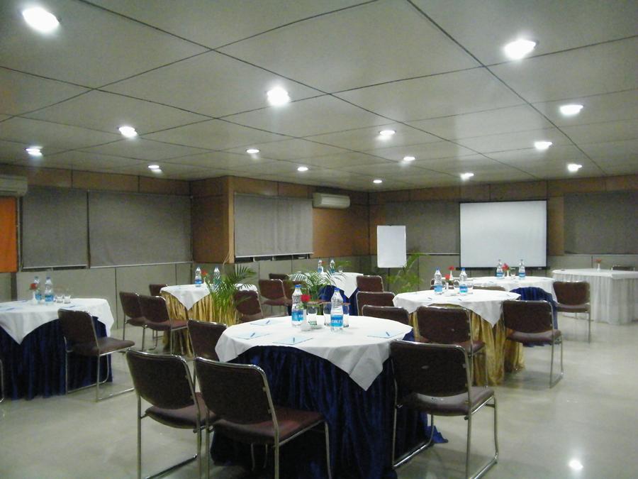 Hotel Crestwood Kolkata Bagian luar foto