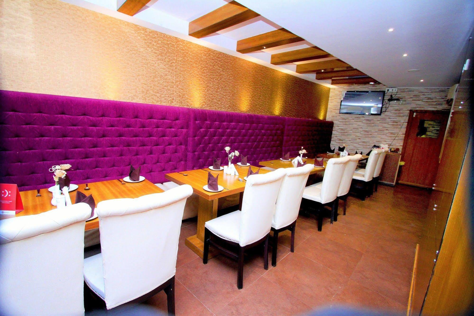 Hotel Crestwood Kolkata Bagian luar foto