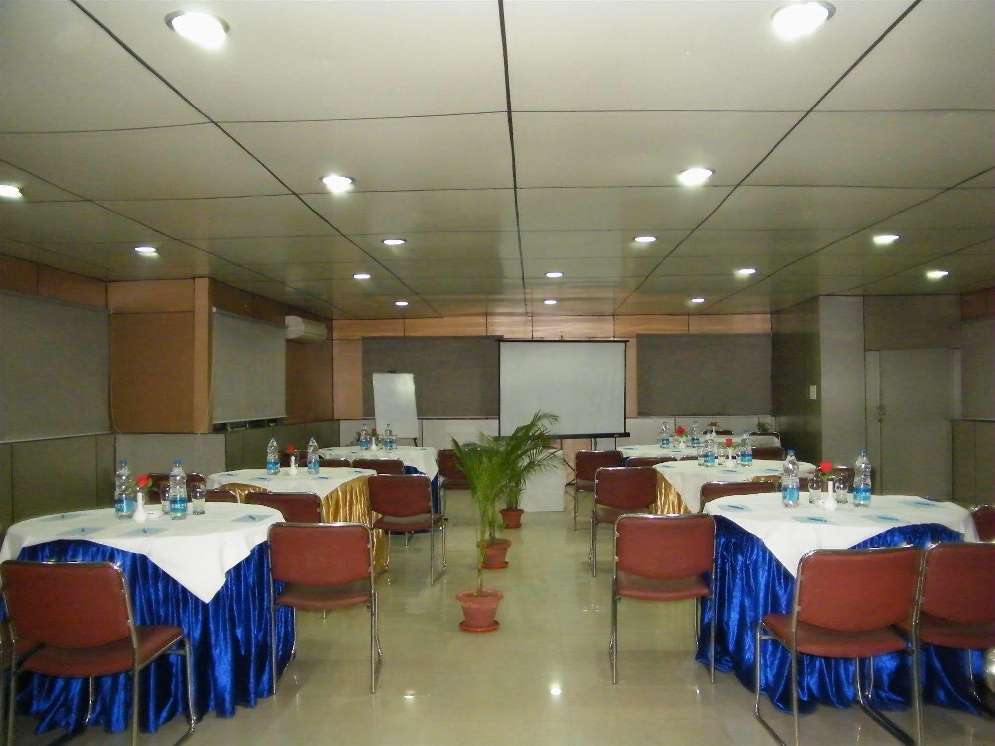 Hotel Crestwood Kolkata Bagian luar foto