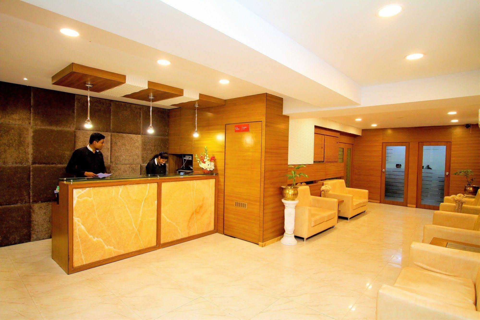 Hotel Crestwood Kolkata Bagian luar foto