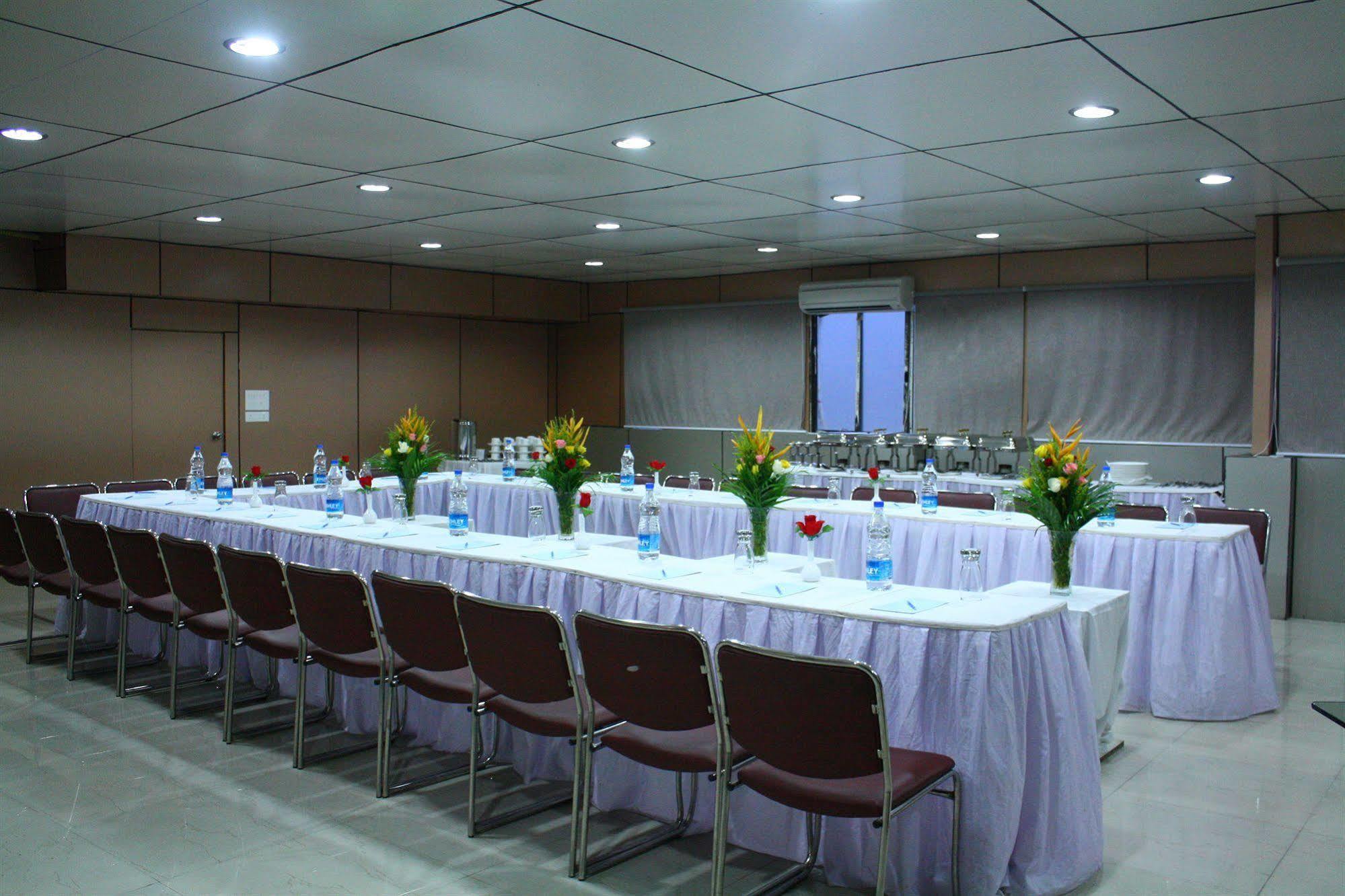 Hotel Crestwood Kolkata Bagian luar foto